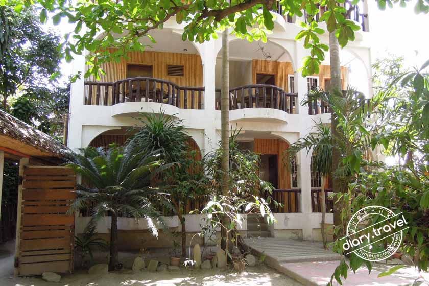 Где мы жили на Миндоро? Отель Mendelluke Suites на White Beach