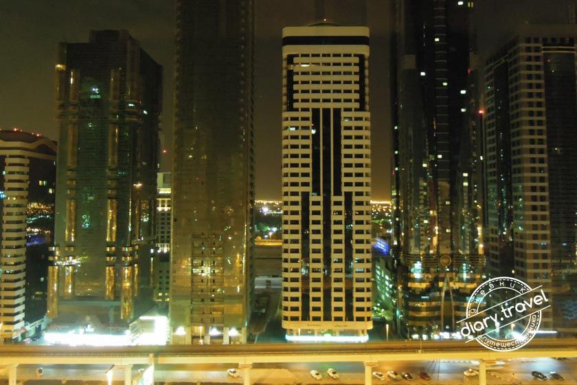 Ночной  Дубай и отель Ротана (Towers Rotana Hotel)